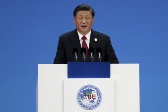 시진핑 중국 국가주석이 5일 상하이에서 열린 제2회 국제수입박람회 개막식에서 연설하고 있다. 시 주석은 대외 개방을 더 확대하겠다고 밝혔다.  상하이 AP=연합뉴스